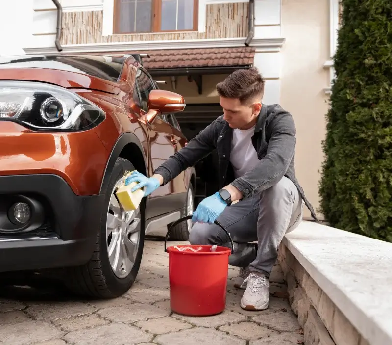Lavage auto à domicile Marigny-Chemereau : professionnel intervenant sur un véhicule